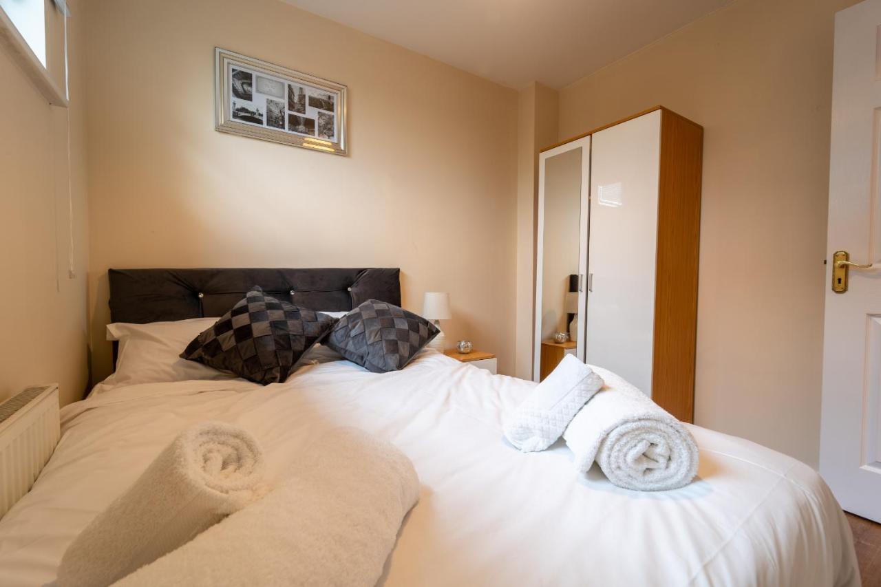 Luxury 2 Bed Apartment - Near Heathrow, Legoland, Windsor Slough Eksteriør billede