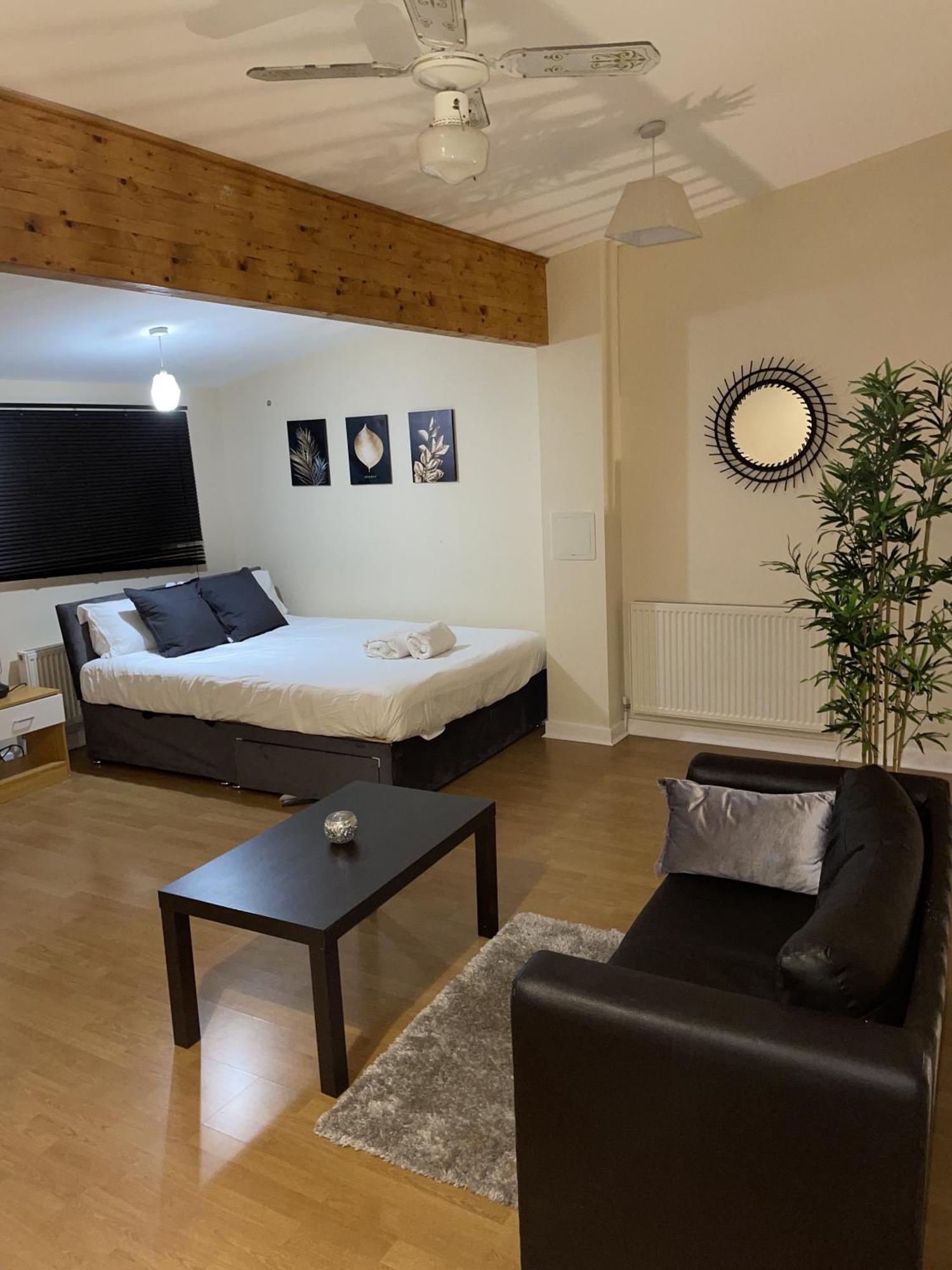 Luxury 2 Bed Apartment - Near Heathrow, Legoland, Windsor Slough Eksteriør billede