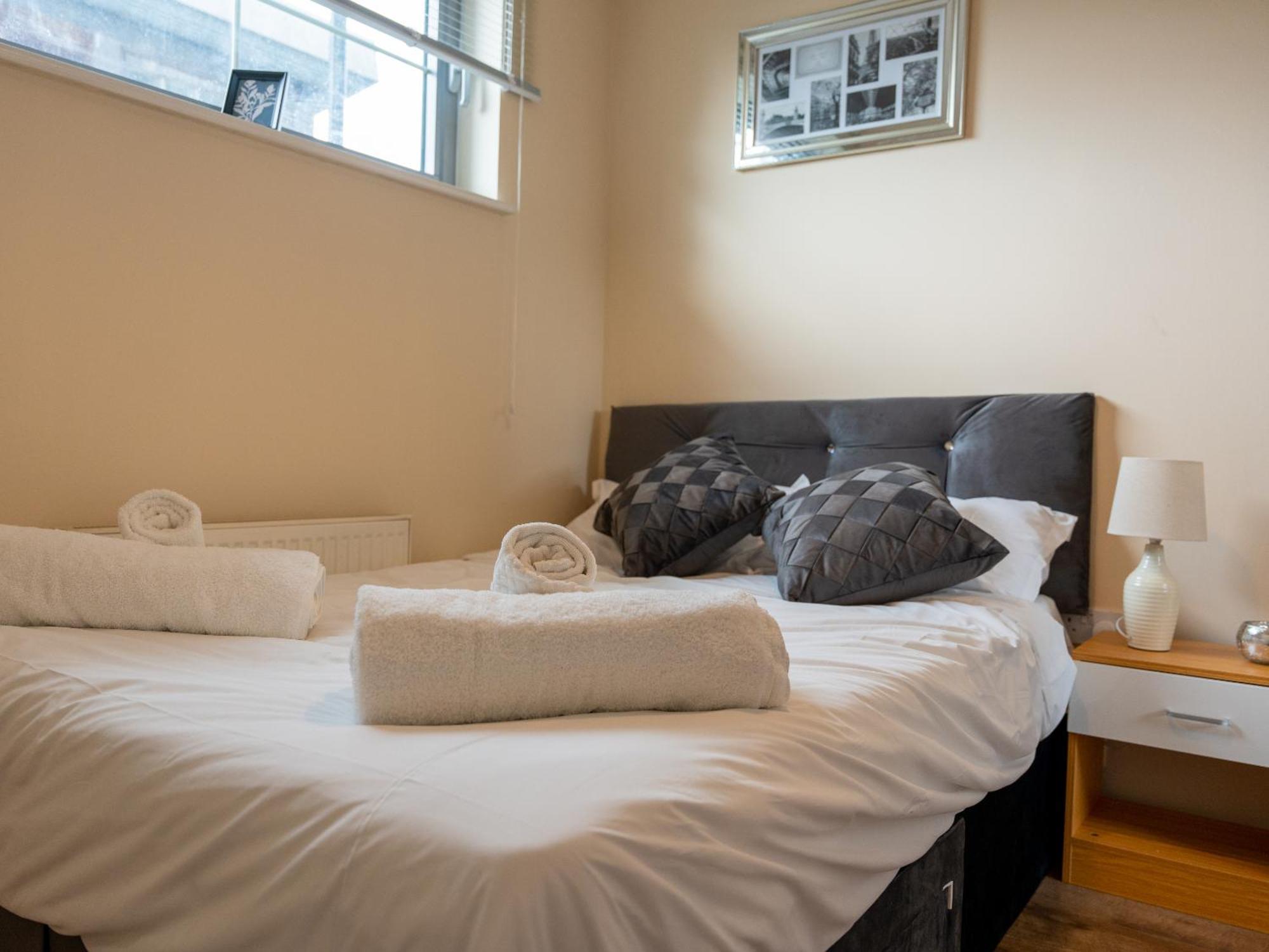 Luxury 2 Bed Apartment - Near Heathrow, Legoland, Windsor Slough Eksteriør billede