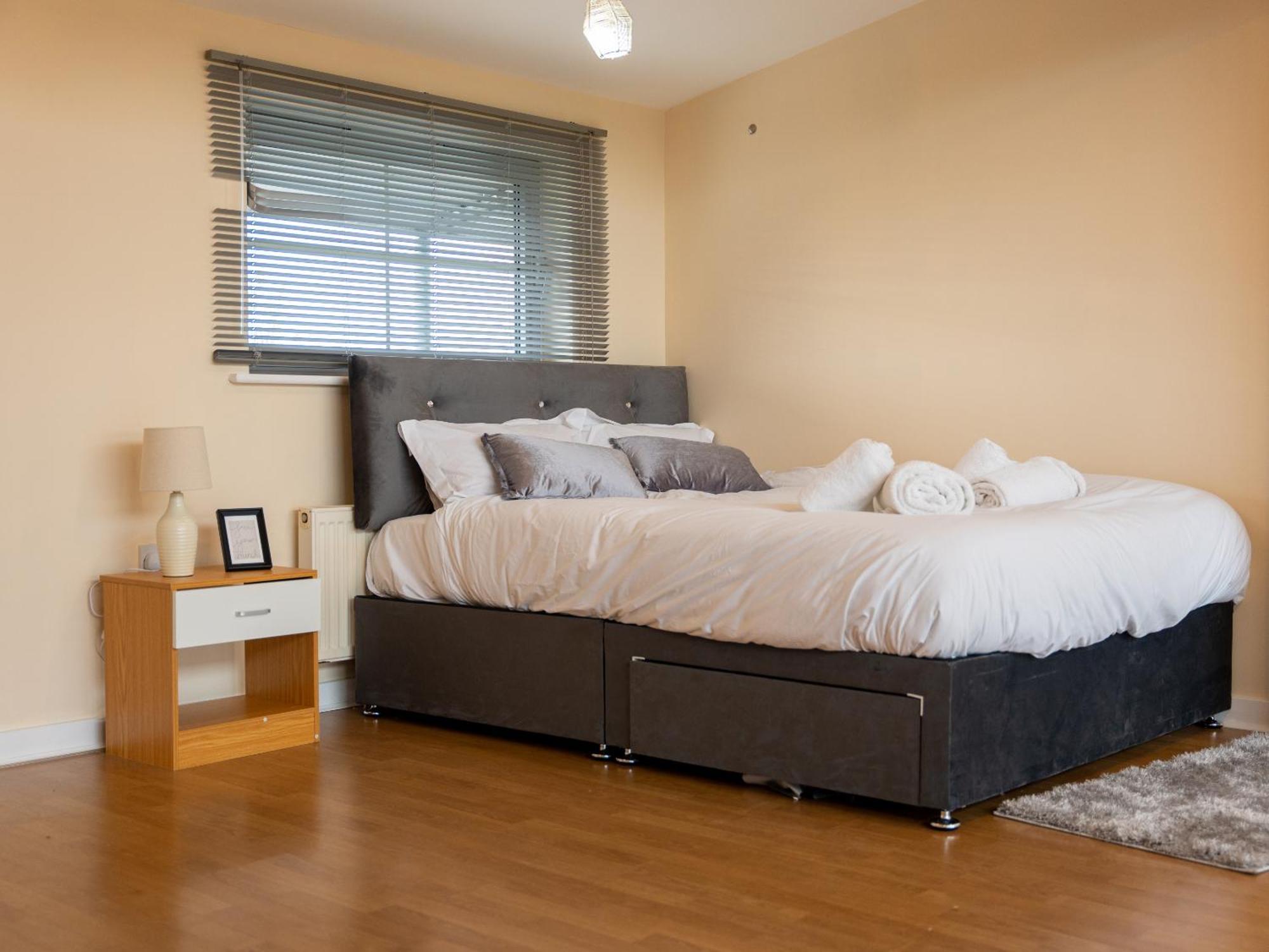 Luxury 2 Bed Apartment - Near Heathrow, Legoland, Windsor Slough Eksteriør billede
