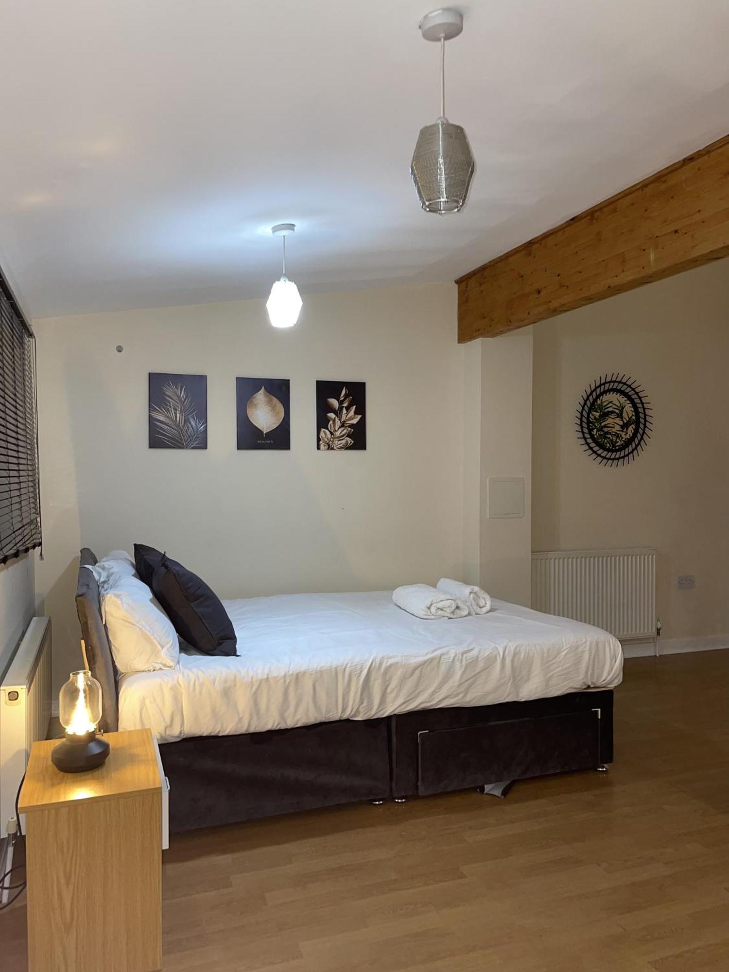 Luxury 2 Bed Apartment - Near Heathrow, Legoland, Windsor Slough Eksteriør billede